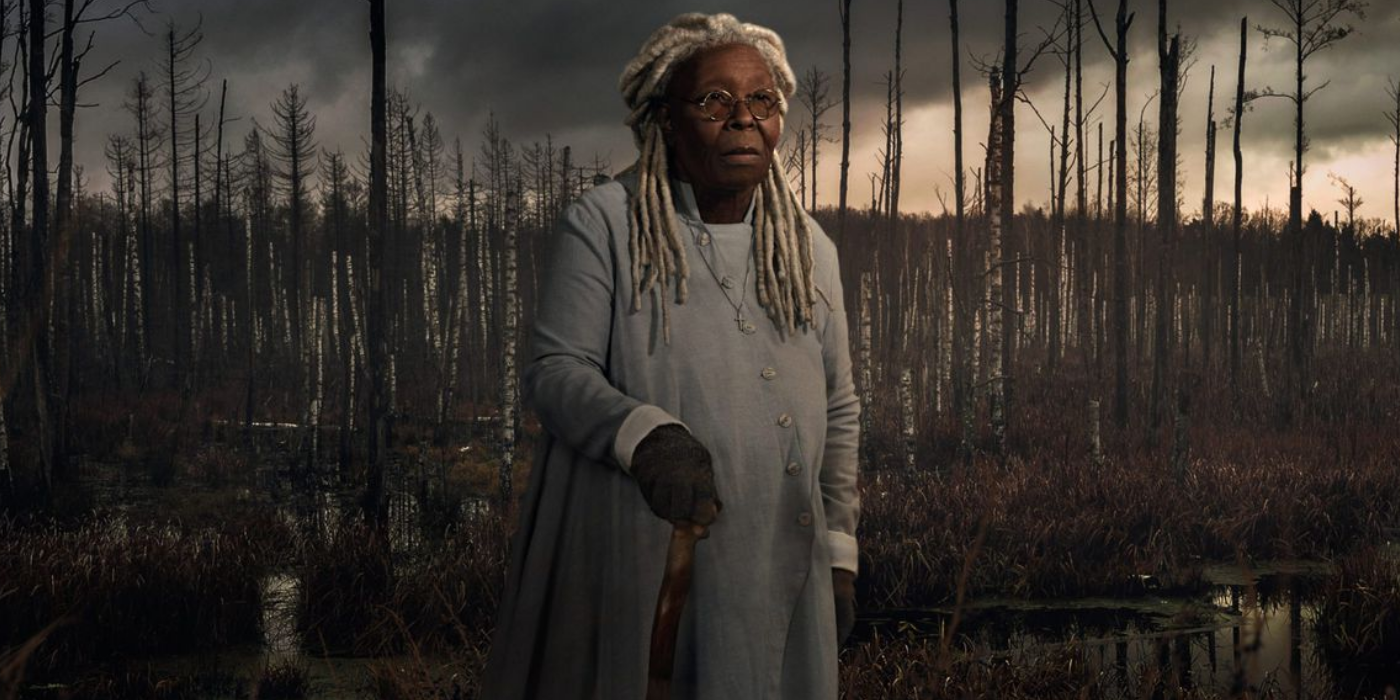 Whoopi Goldberg como Mãe Abagail em frente a uma floresta de árvores estéreis em The Stand