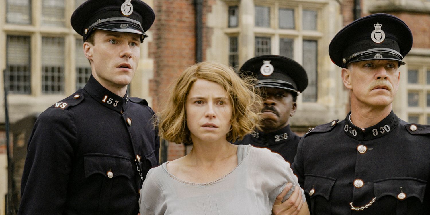 Rose (Jessie Buckley) é presa pelo policial Papperwick (Hugh Skinner) e outros policiais em Wicked Little Letters
