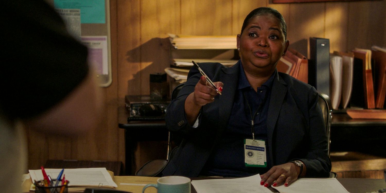 Rhonda Thomasson surpresa, aponta com o dedo indicador no episódio 10 da 7ª temporada de Young Sheldon