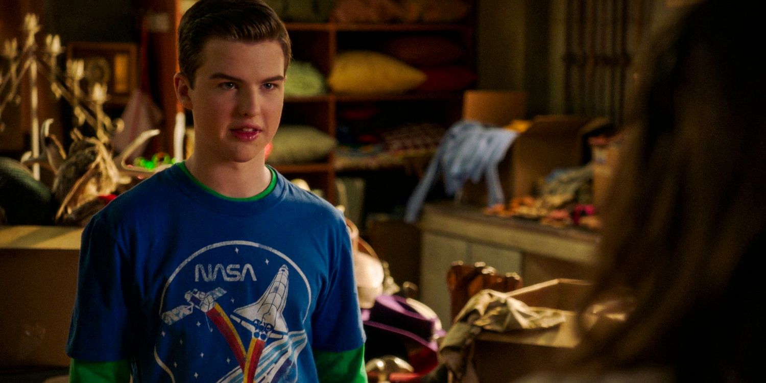 Sheldon wearing an NASA t-shirt in Young Sheldon season 7 ep 10