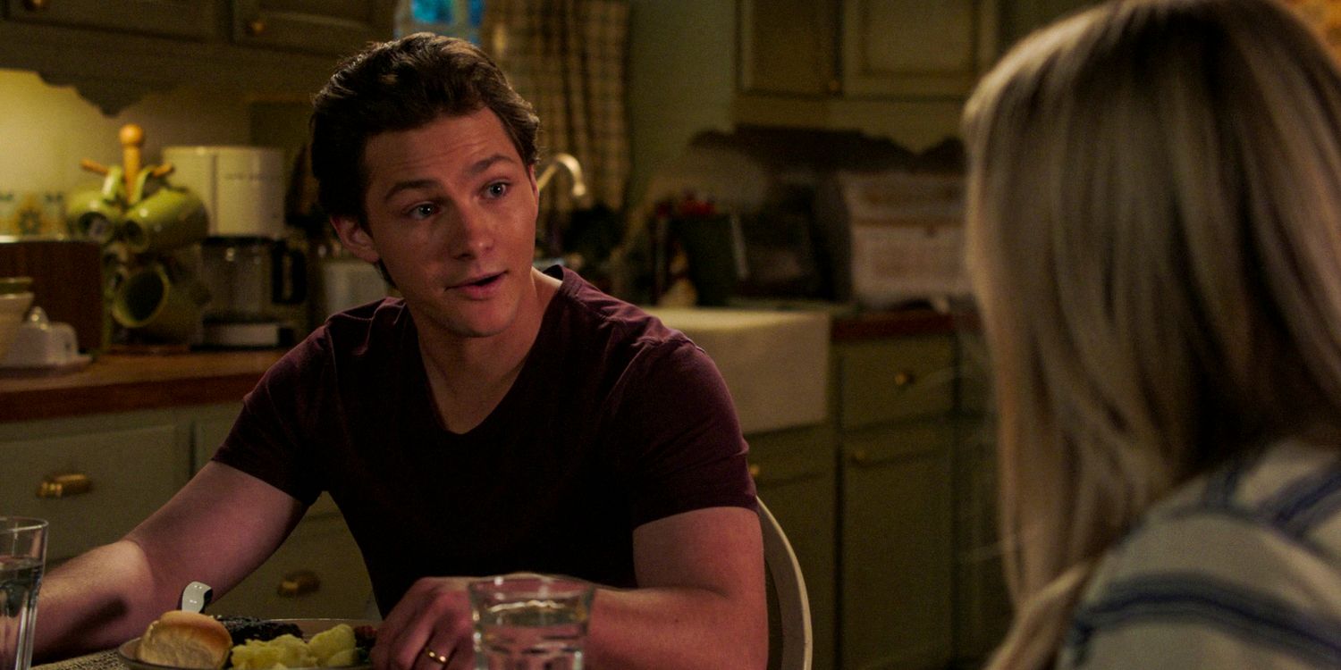 Georgie Cooper levantando as sobrancelhas e parecendo irritado no episódio 10 da 7ª temporada de Young Sheldon