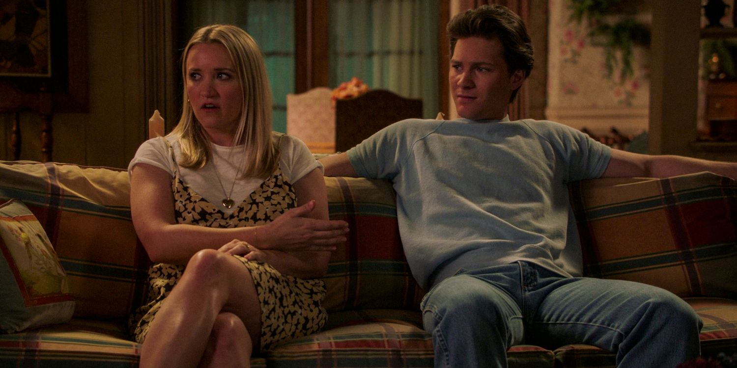 Mandy e Georgie, sentadas no sofá com expressões confusas, olham para alguém no episódio 10 da 7ª temporada de Young Sheldon