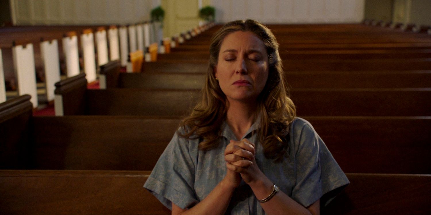 Mary Cooper (Zoe Perry) reza sola en la iglesia en Young Sheldon, Temporada 7, Episodio 13