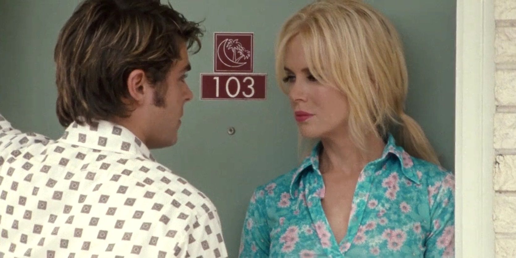 Zac Efron e Nicole Kidman em um motel em The Paperboy