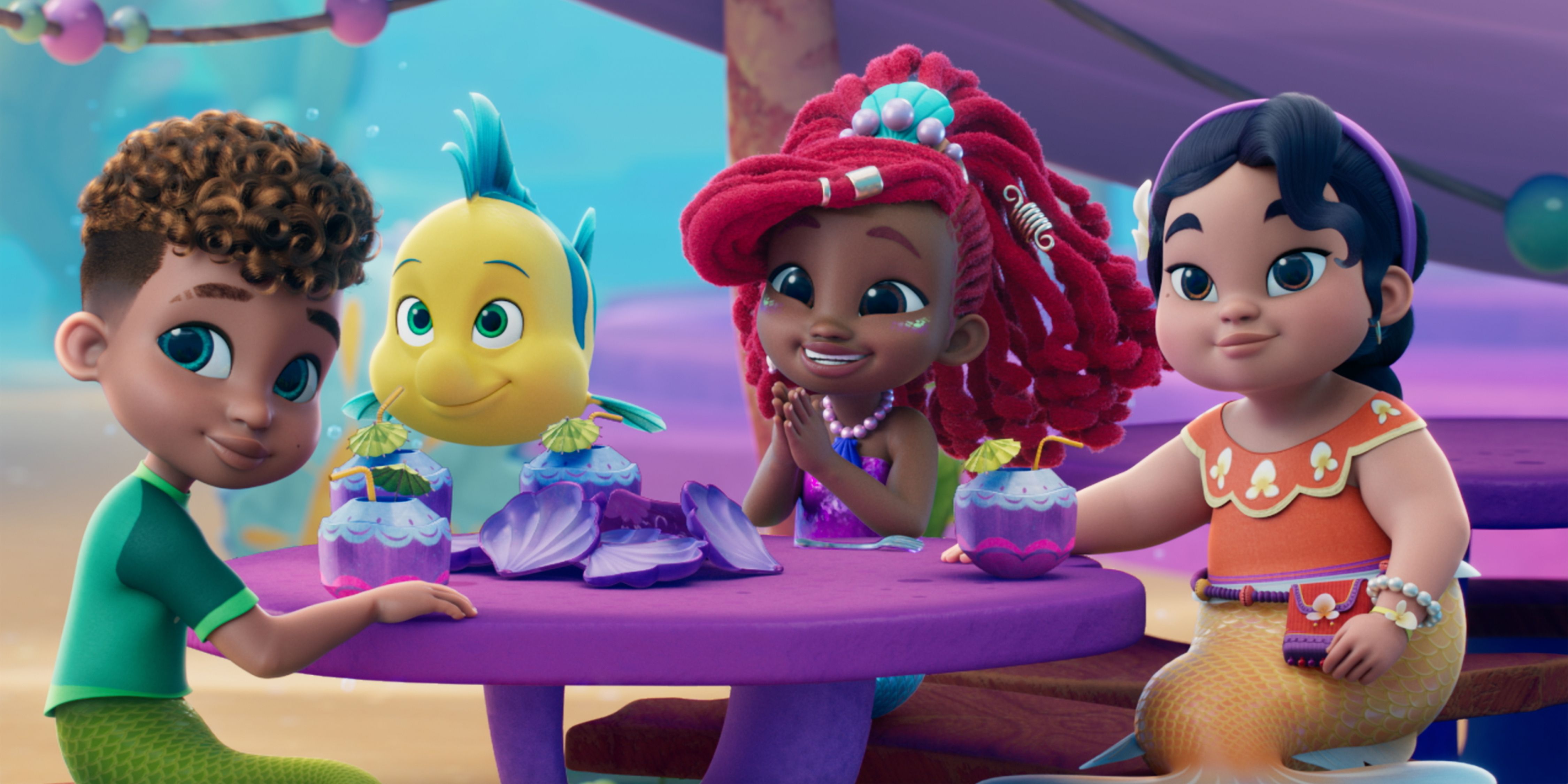 Fernie, Linguado, Ariel e Lúcia sentados em uma mesa no Ariel do Disney Junior.