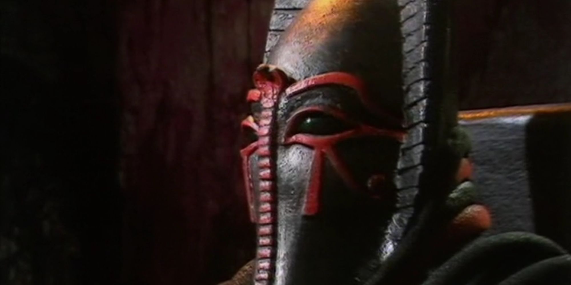 Sutekh usando uma máscara em Doctor Who.