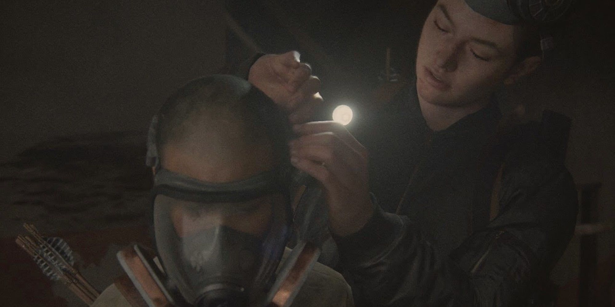 Abby ajuda Lev a colocar sua máscara de gás em The Last of Us Part II