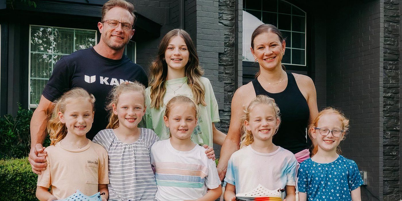 OutDaughtered season 10 Adam, Danielle & the kids posing for a picture, the quints at the front whereas Danielle, Blayke and Adam are at the back