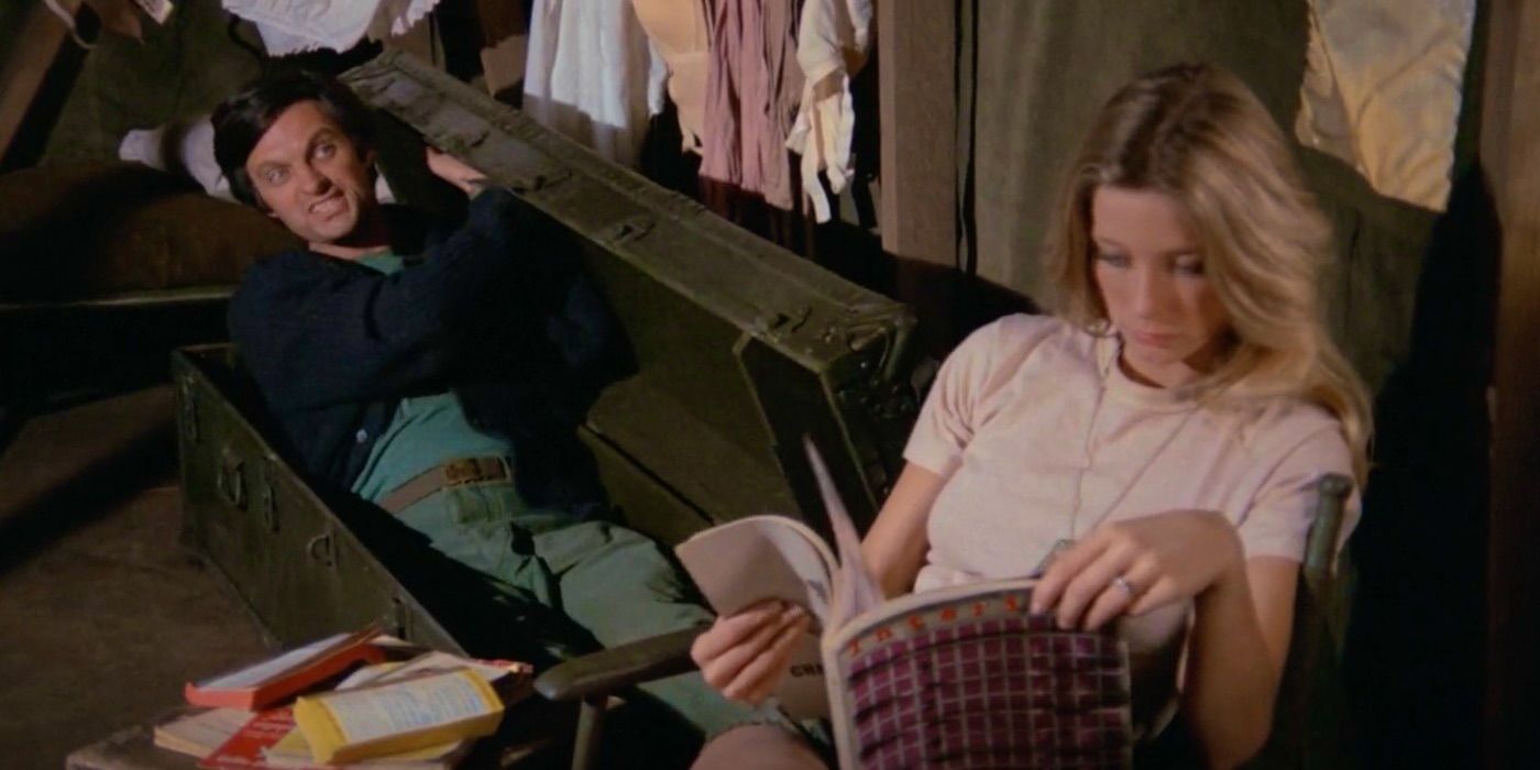 Hawkeye de Alan Alda saindo do peito para surpreender Dish (Karen Phillip) no piloto de MASH