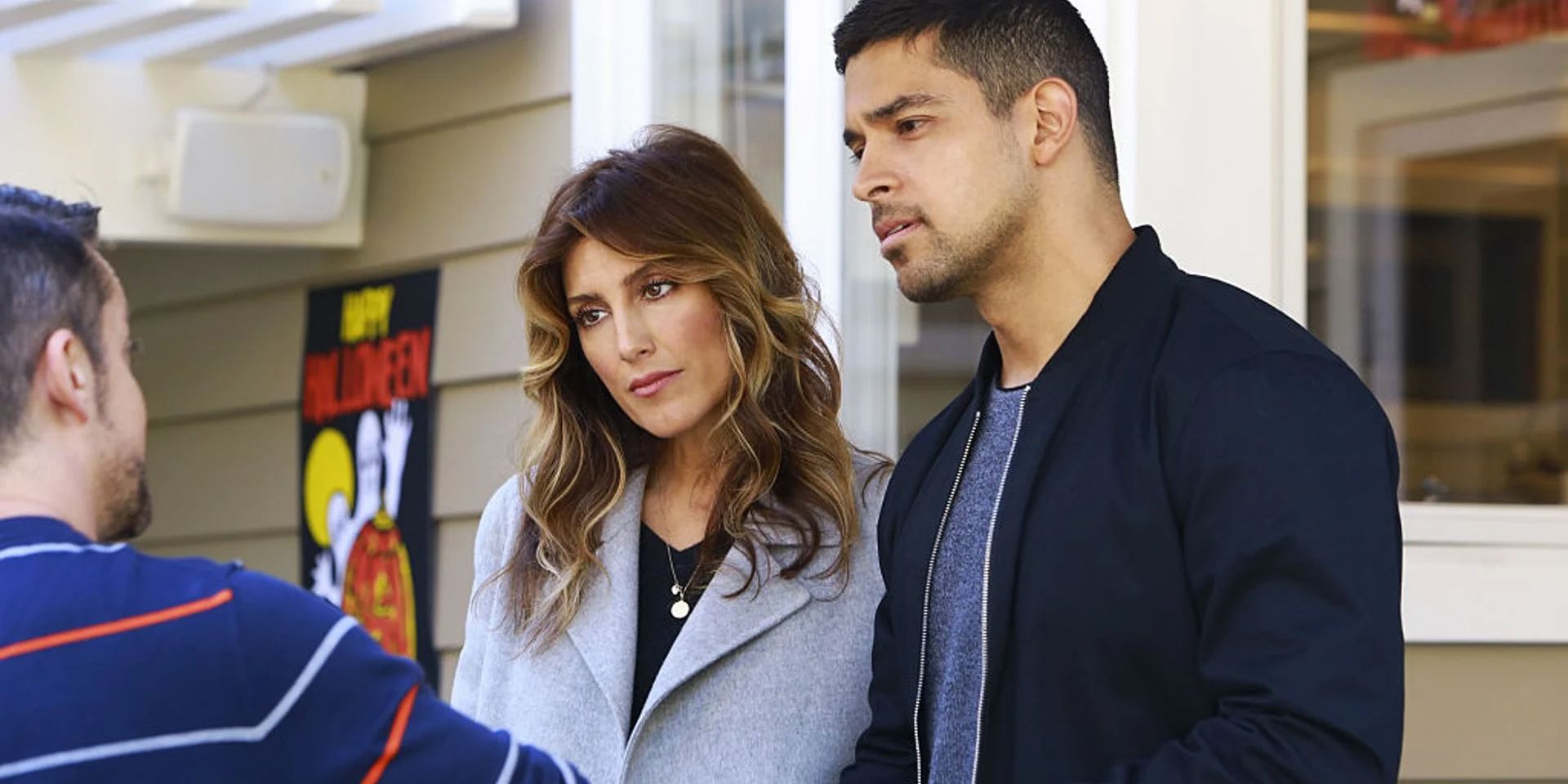 Alexandra Quinn e Nick Torres olhando atentamente para um homem em NCIS