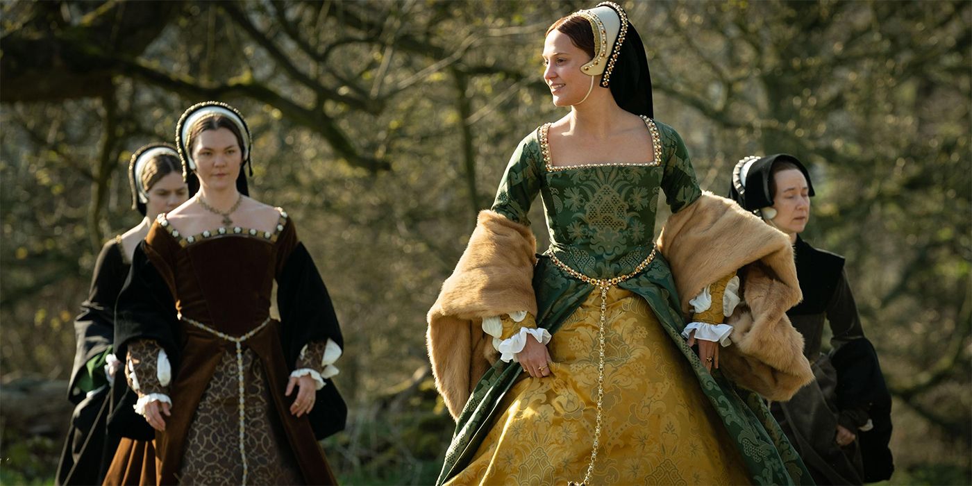Alicia Vikander como Catherine Parr com suas damas da corte em incendiário