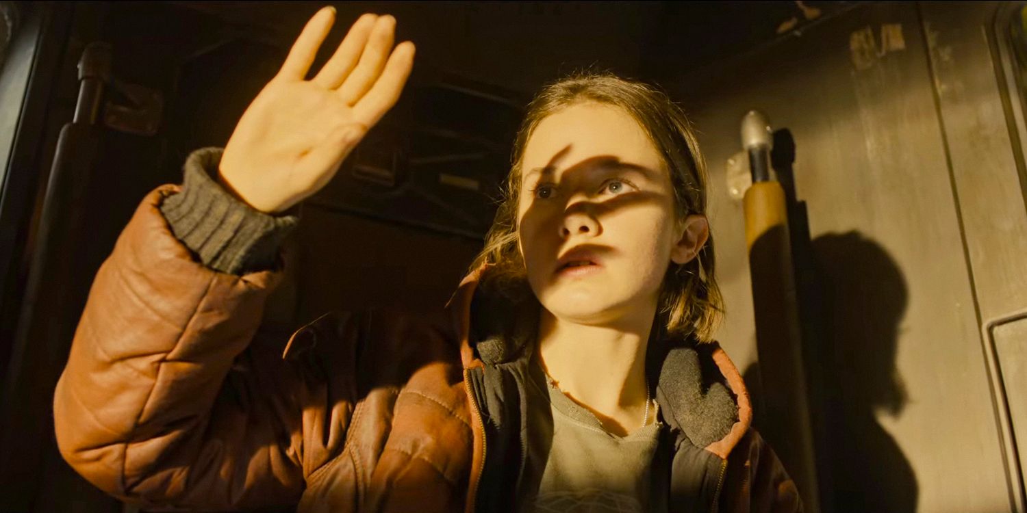 Rain (Cailee Spaeny) protege o rosto com a mão em Alien: Romulus