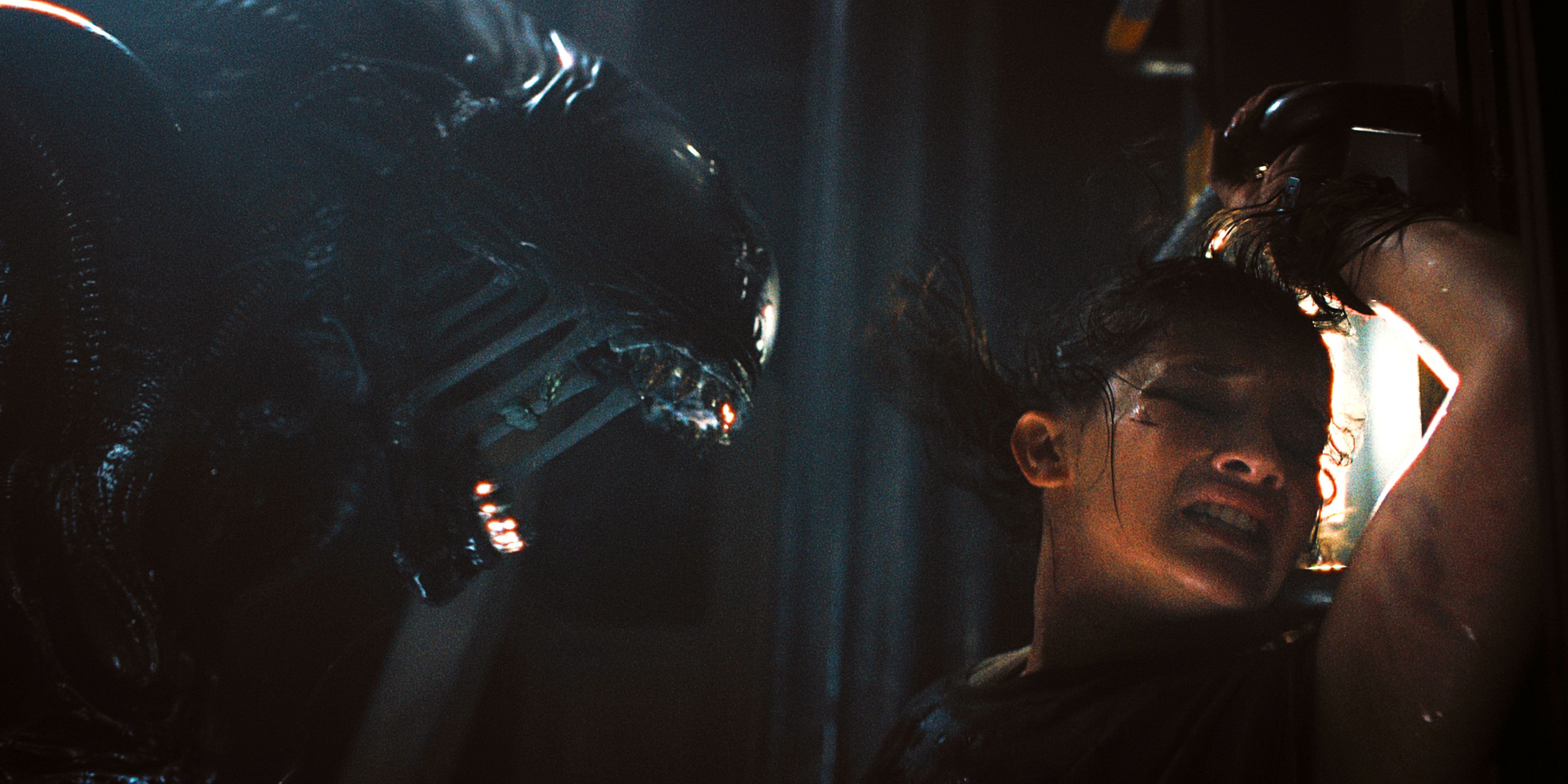 Alien Romulus Xenomorph confronts main character, who screams in shock
