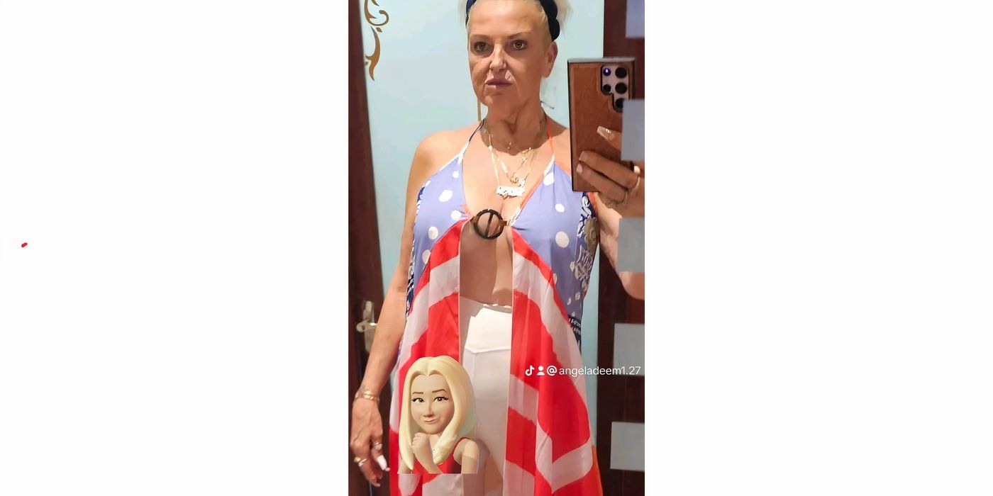 Angela Deem em 90 Day Fiance com top estampado de bandeira americana tirando selfie no espelho