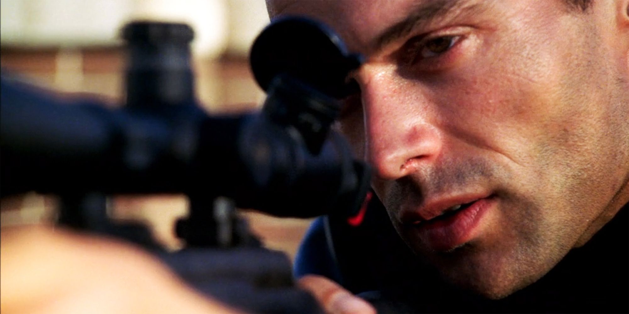 Ari Haswari usando um rifle de precisão em NCIS