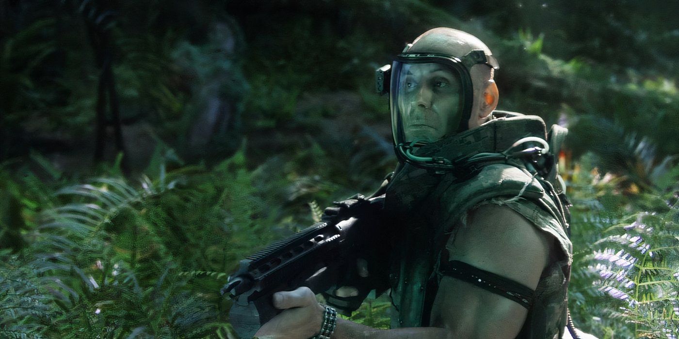 Wainfleet camina con un rifle por las selvas de Pandora en la película Avatar