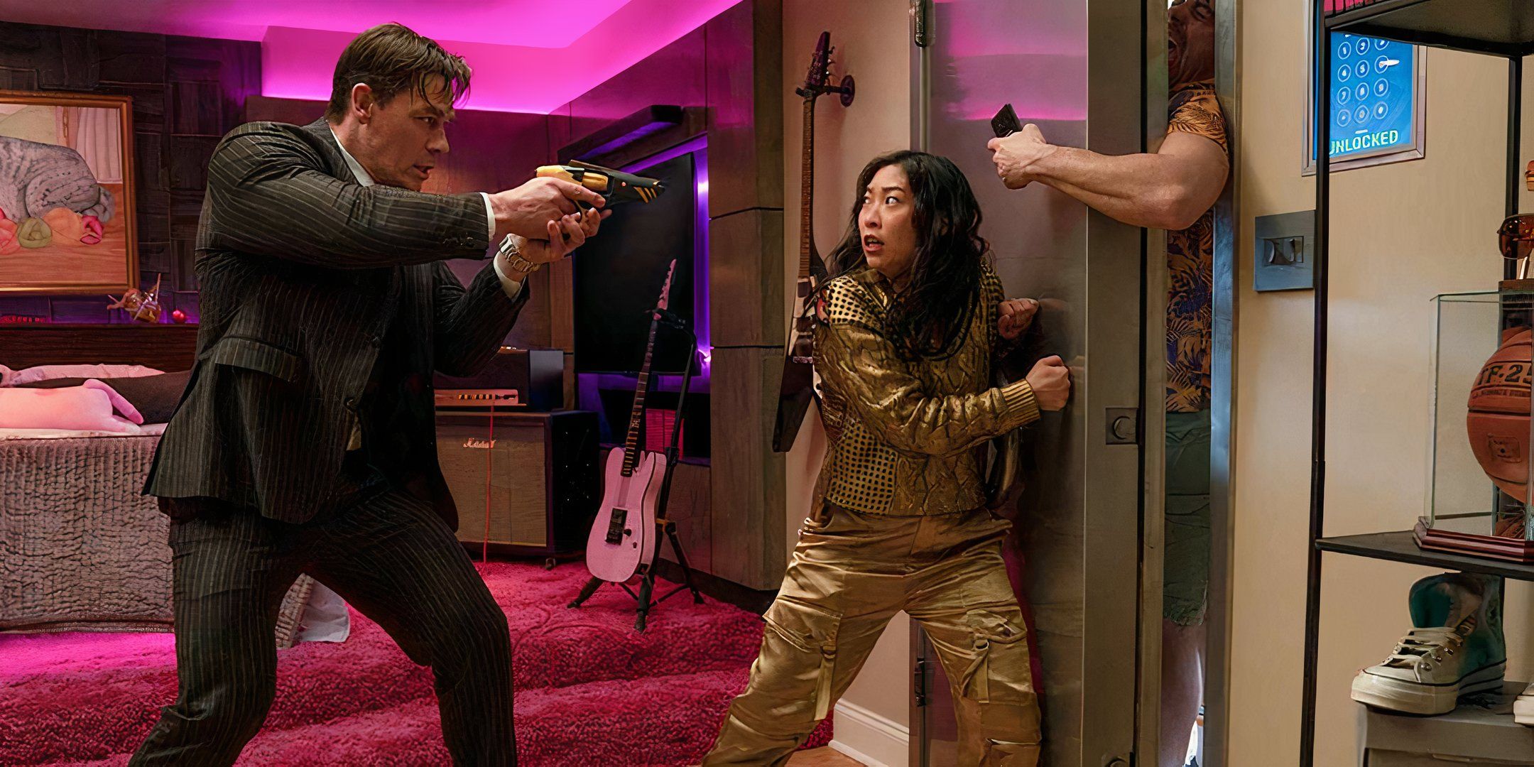 ¡Awkwafina está preocupada porque John Cena apunte con un arma a la puerta del Jackpot!