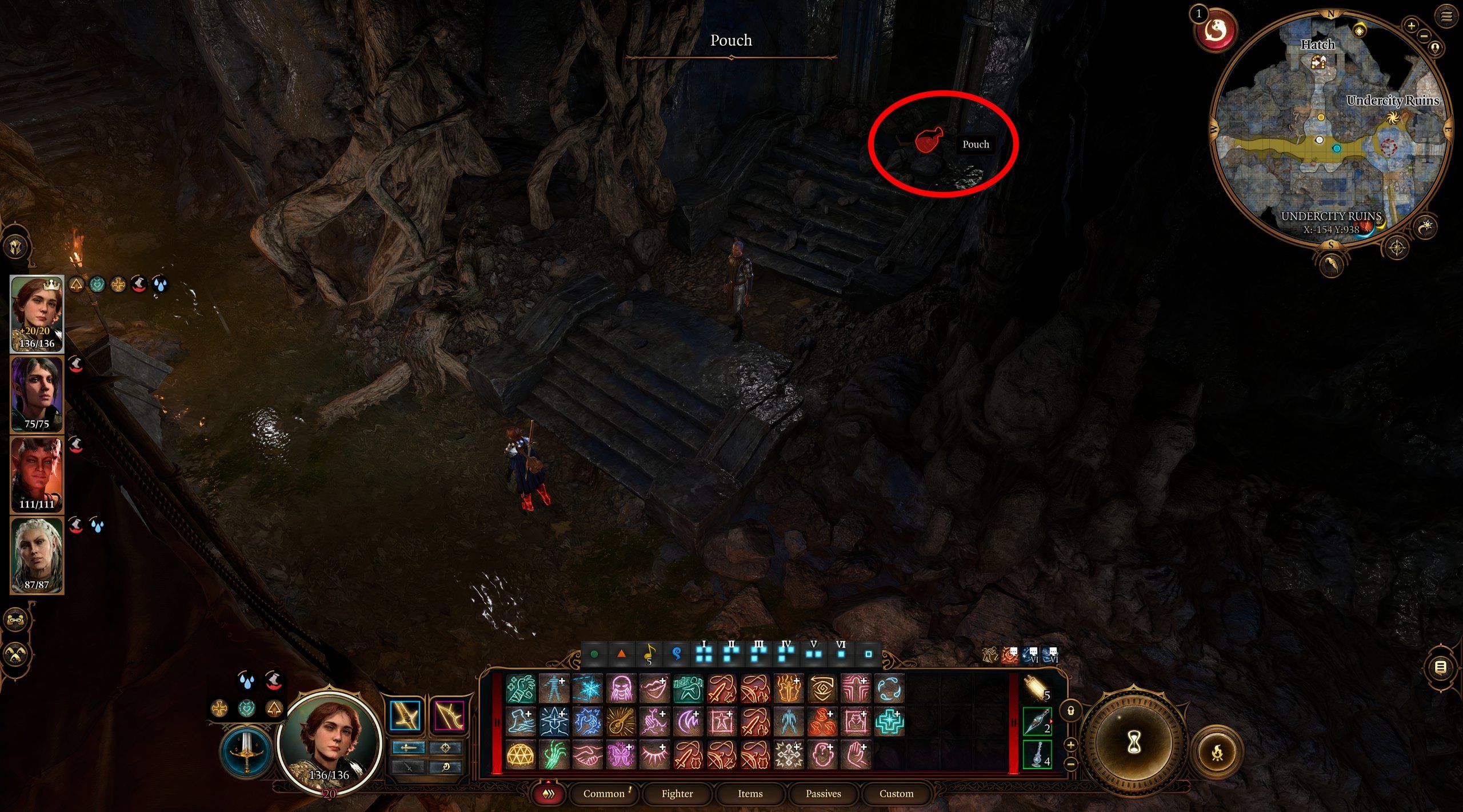 Jogador de Baldur's Gate 3 se preparando para saquear o crânio de Sarin da bolsa nas ruínas de Undercity