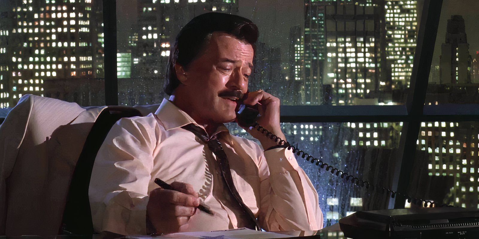 Robert Goulet hablando por teléfono como Maxie Dean en Beetlejuice