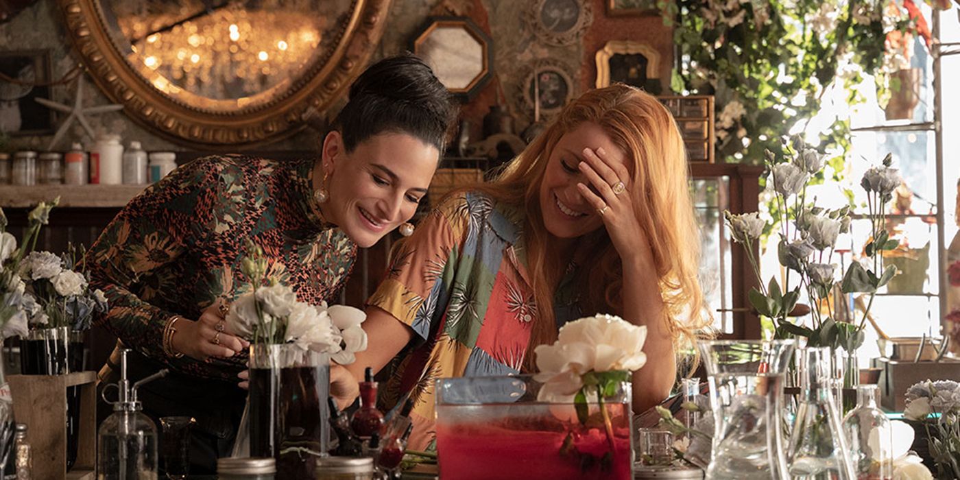 Blake Lively e Jenny Slate sorrindo na loja em It Ends With Us