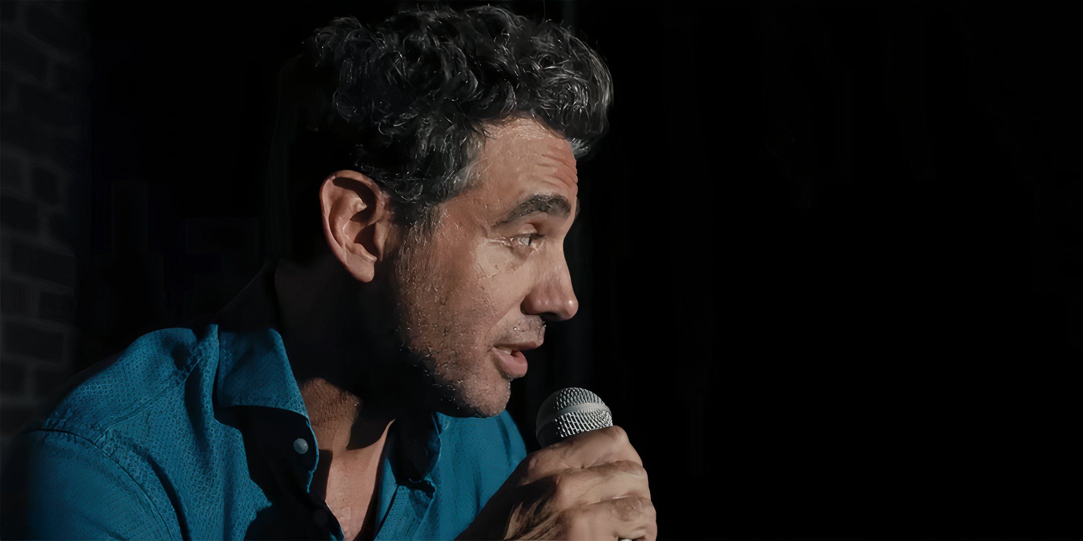 Bobby Cannavale como Max fazendo stand-up comedy em Ezra