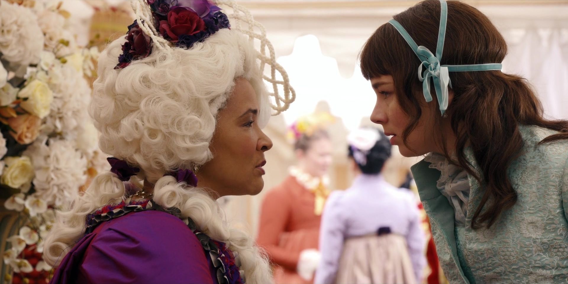 Rainha Charlotte (Golda Rosheuvel) e Eloise Bridgerton (Claudia Jessie) em Bridgerton Temporada 1, Episódio 7, "Oceans Apart"