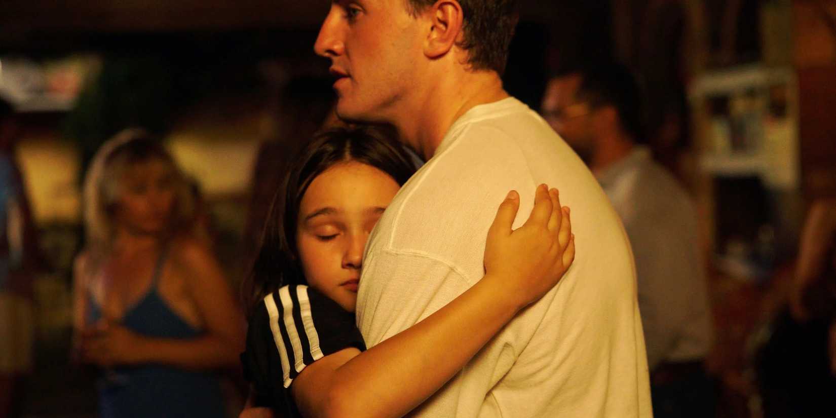 Calum and Sophie dance together in Aftersun
