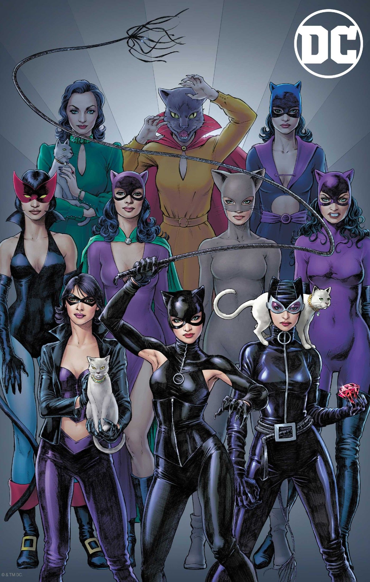 Catwoman 68 Scott Variant Cover: Catwoman aparece en muchas versiones diferentes de su disfraz a lo largo de la historia.