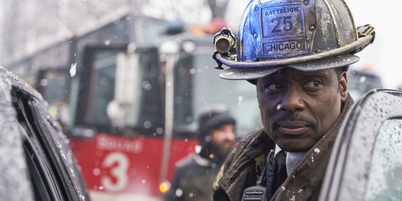 Boden se encuentra bajo la lluvia con todo el equipo de extinción de incendios de Chicago Fire