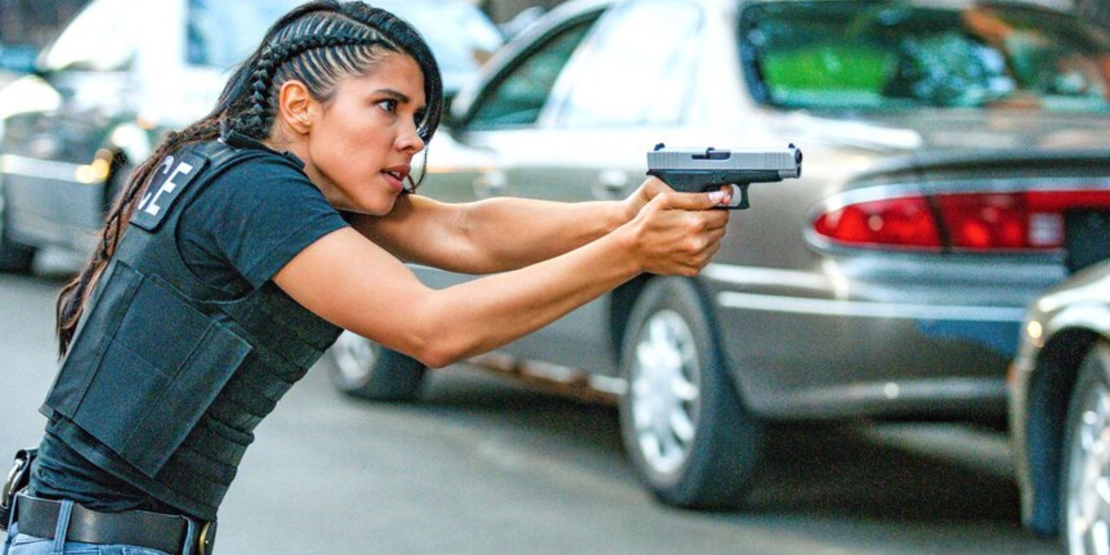 A polícia de Chicago Vanessa Rojas neutraliza uma ameaça apontando sua arma para uma estrada movimentada.