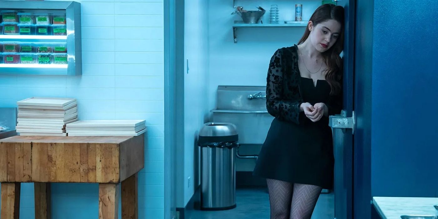 Molly Gordon como Claire parada frente al refrigerador en el final de la temporada 2.