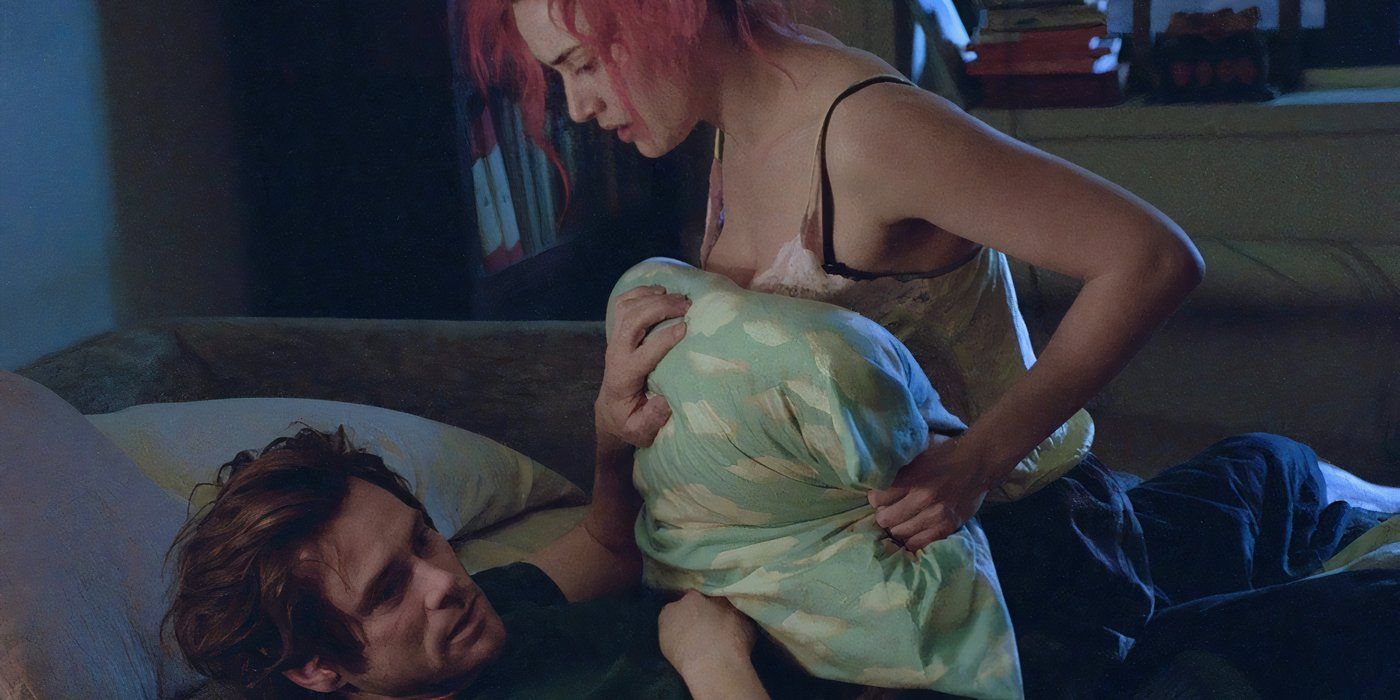 Clem (Kate Winslet) holding a pillow and looking down at Joel (Jim Carrey) in Eternal Sunshine of the Spotless Mind