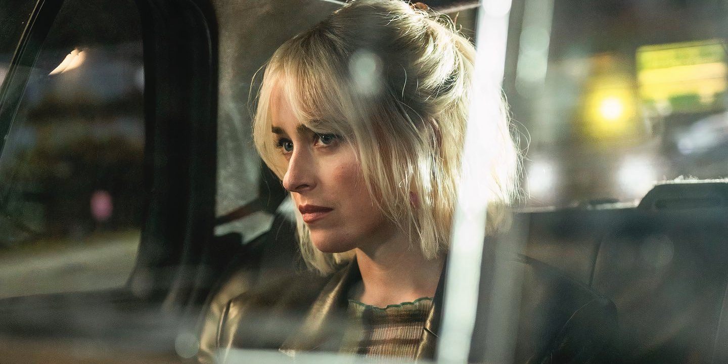 Dakota Johnson seduta sul retro di un taxi a Daddio