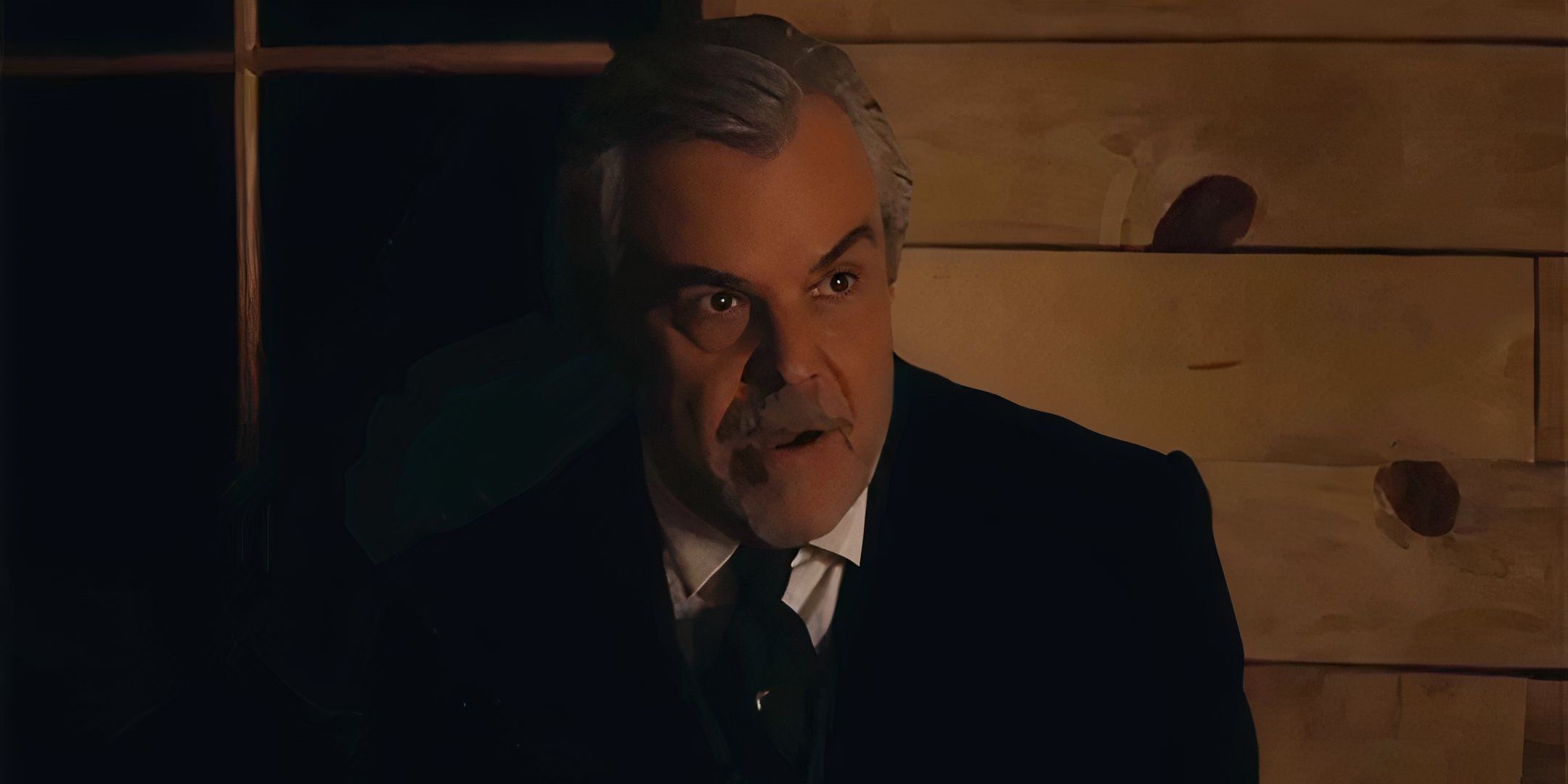 Danny Huston como Schiller parecendo chateado em The Dead Don't Hurt