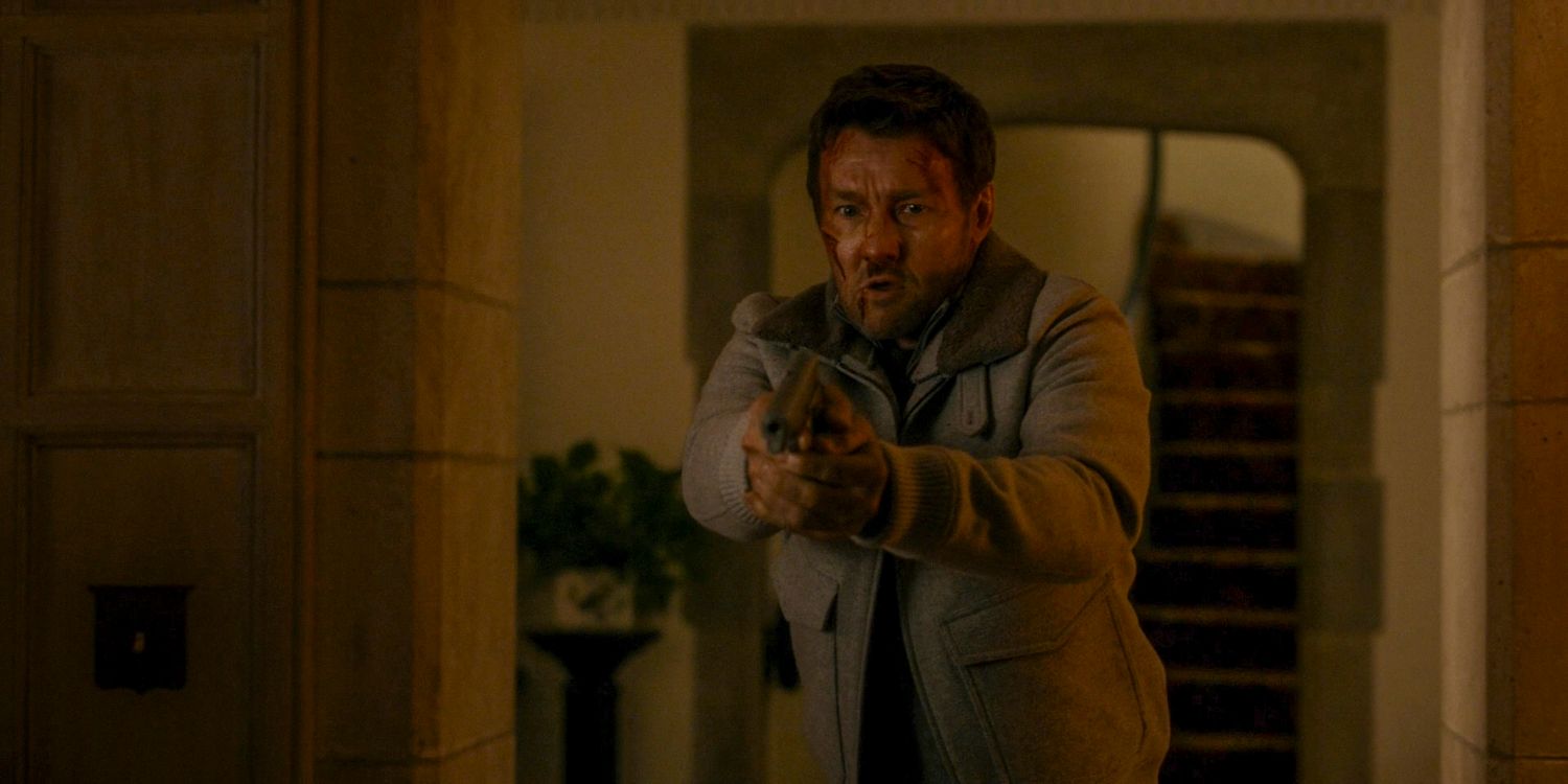 Joel Edgerton apontando uma arma como Jason2 no episódio 9 da primeira temporada de Dark Matter