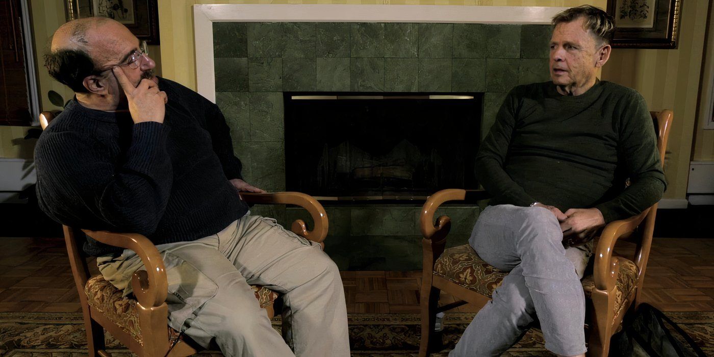 David Chaskin (à esquerda) e Mark Patton (à direita) sentam-se lado a lado para uma discussão em um documentário.