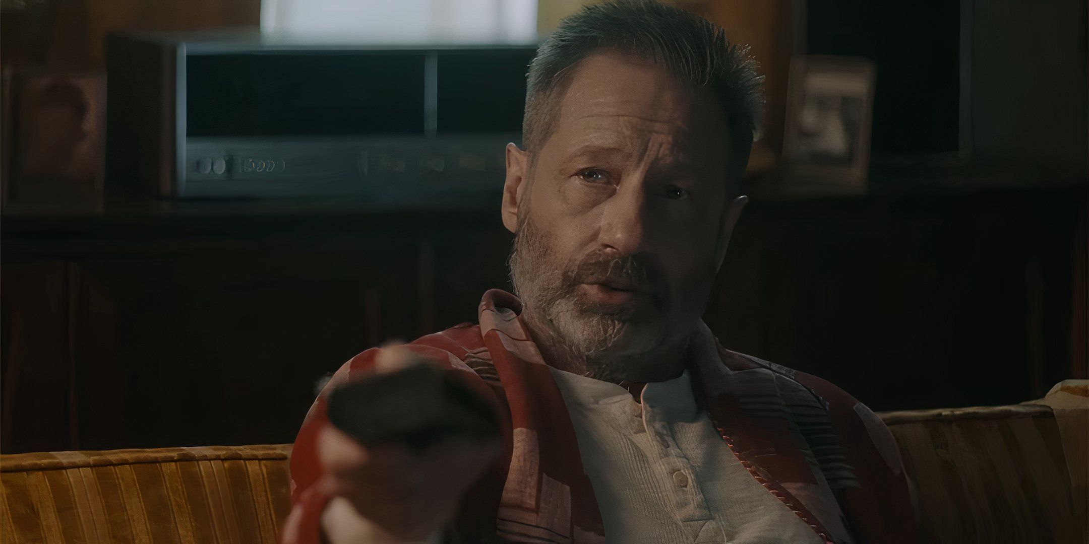 David Duchovny sebagai Marty mencoba membungkam Ted di Reverse the Curse