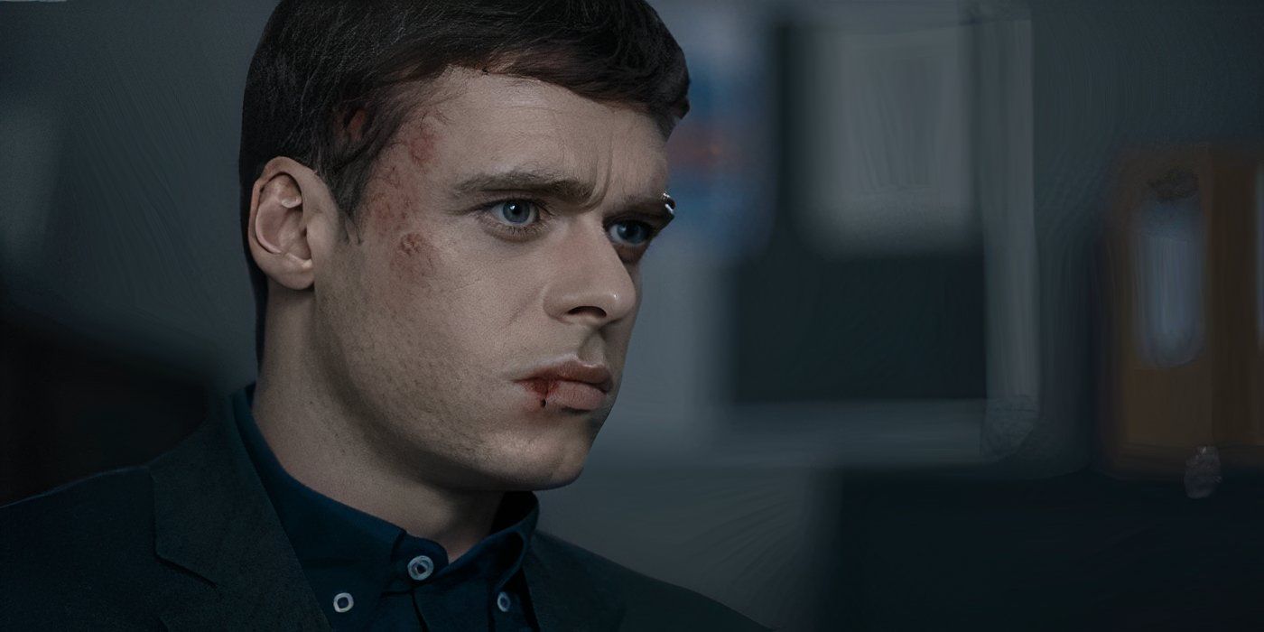 David (Richard Madden) osserva Nadia mentre confessa in Bodyguard