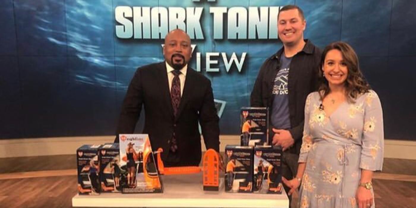 Daymond, Zach Brown e Alyssa Brown apresentando seu Moki Doorsteps em uma sequência de Shark Tank.-1