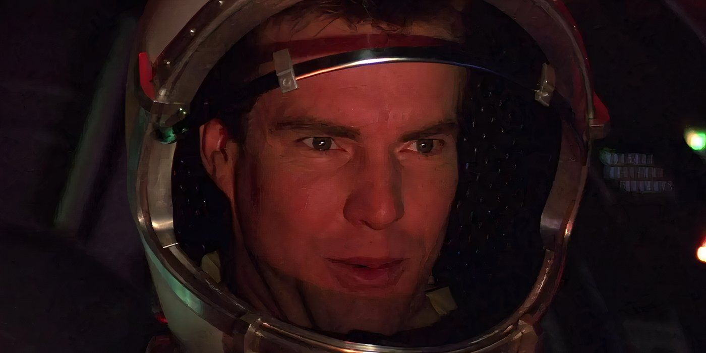 Dennis Quaid usando um capacete de astronauta na mina inimiga