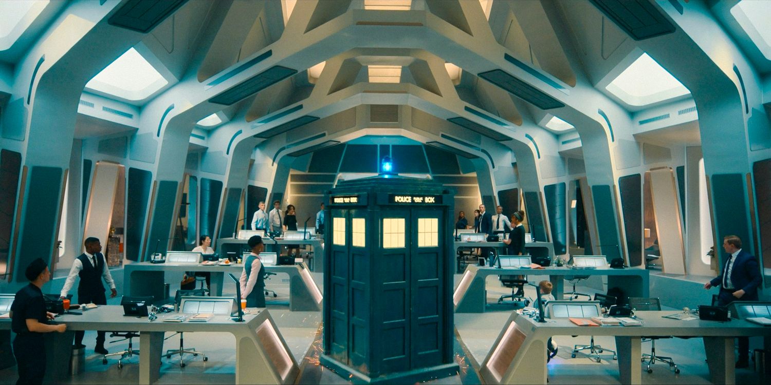 A TARDIS pousando na UNIT em Doctor Who, temporada 14, episódio 7