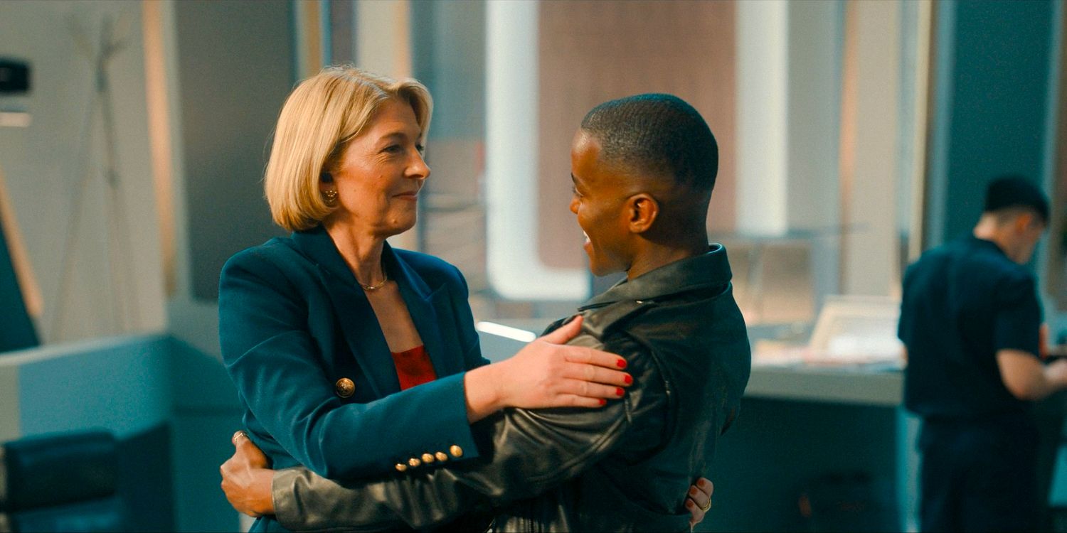 Kate (Jemma Redgrave) e The Doctor (Ncuti Gatwa) se reencontram e se abraçam alegremente no episódio 7 da 14ª temporada de Doctor Who