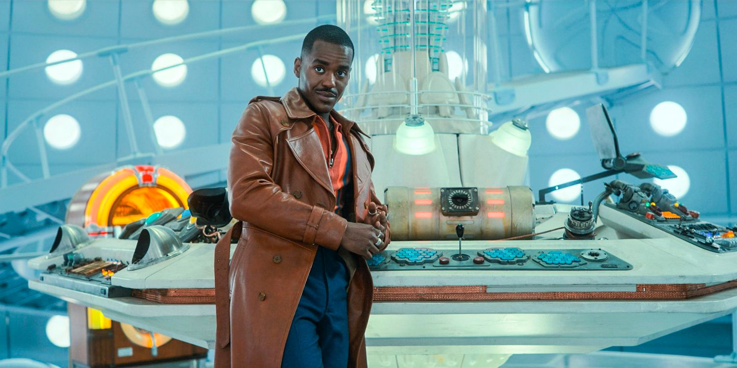 O Doutor (Ncuti Gatwa) reclinou-se no painel de controle da TARDIS no episódio 8 da 14ª temporada de Doctor Who