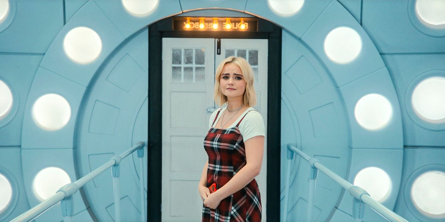 Ruby (Millie Gibson) prestes a sair da TARDIS após se despedir do Doutor em Doctor Who.