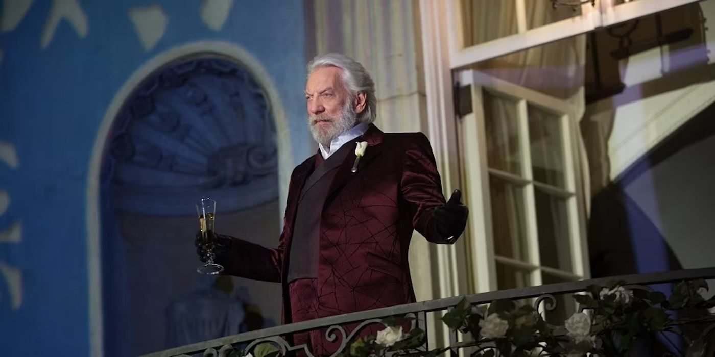 Donald Sutherland como el presidente Snow en el balcón en llamas