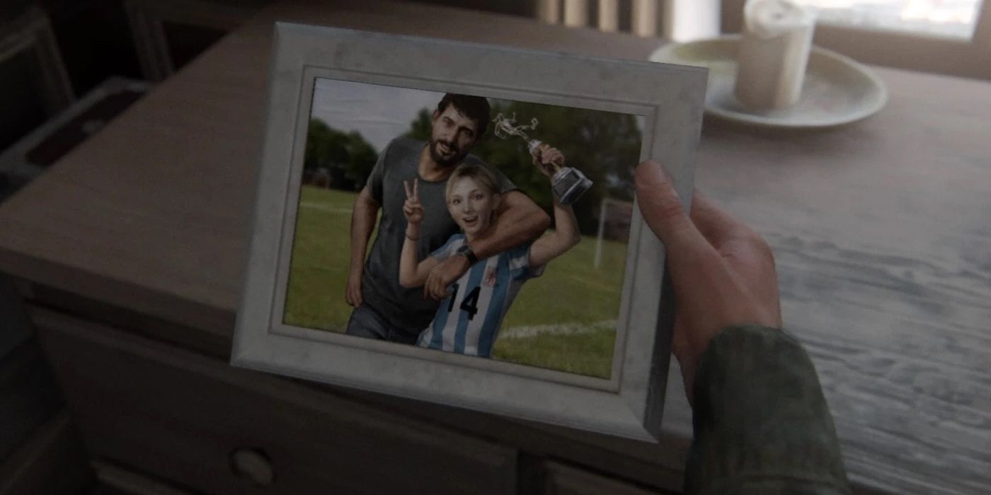 Ellie memegang foto Joel dan Sarah di The Last of Us Part II