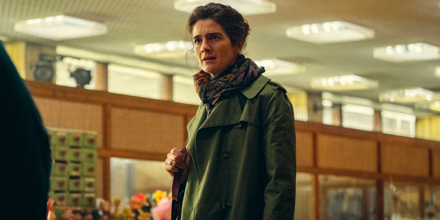 Cassie (Gaby Hoffmann) parecendo preocupada na 1ª temporada de Eric