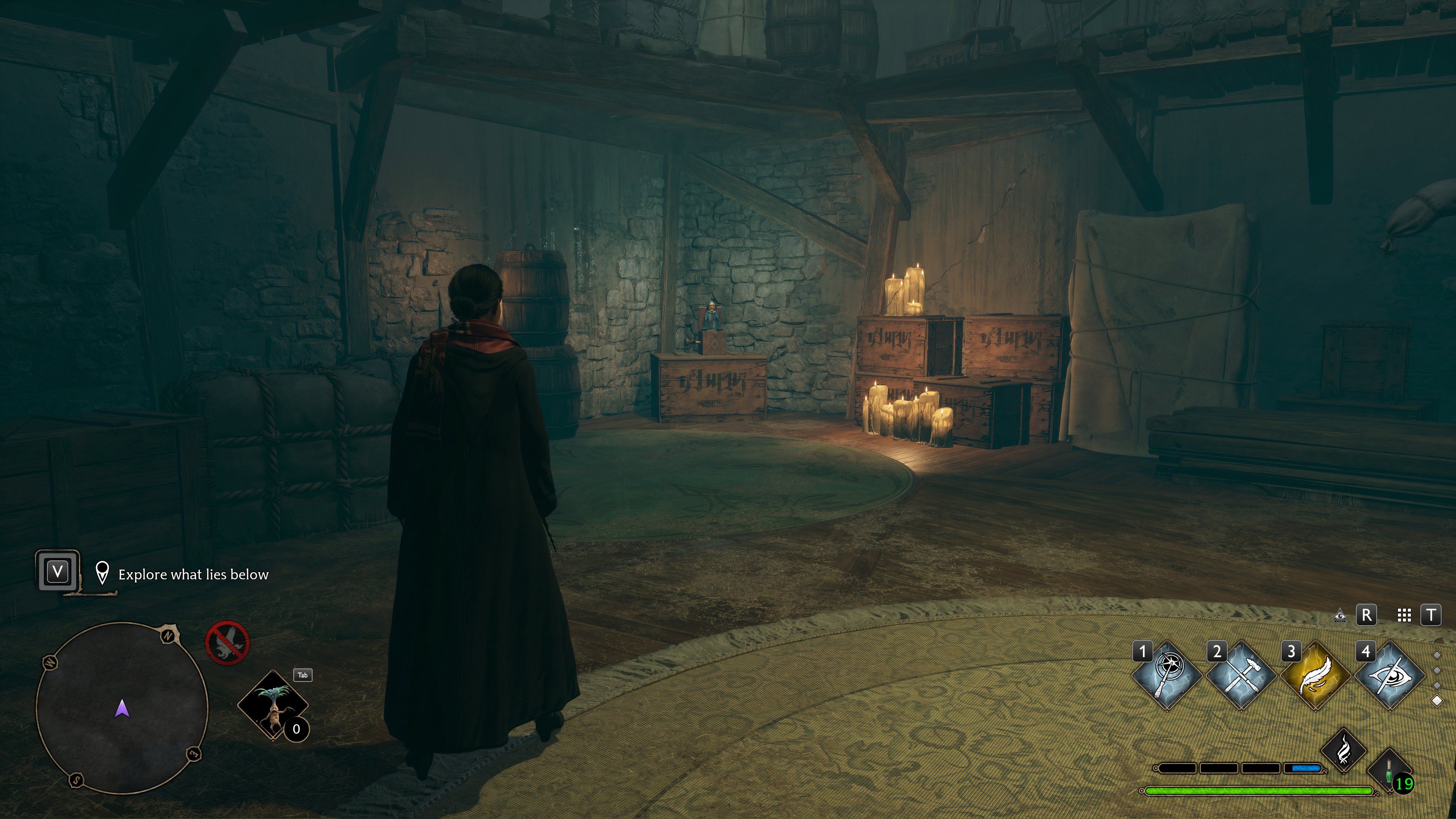 Aluna da Grifinória se aproximando do brinquedo Jack-In-The-Box em caixas de madeira em uma sala à luz de velas no legado de Hogwarts