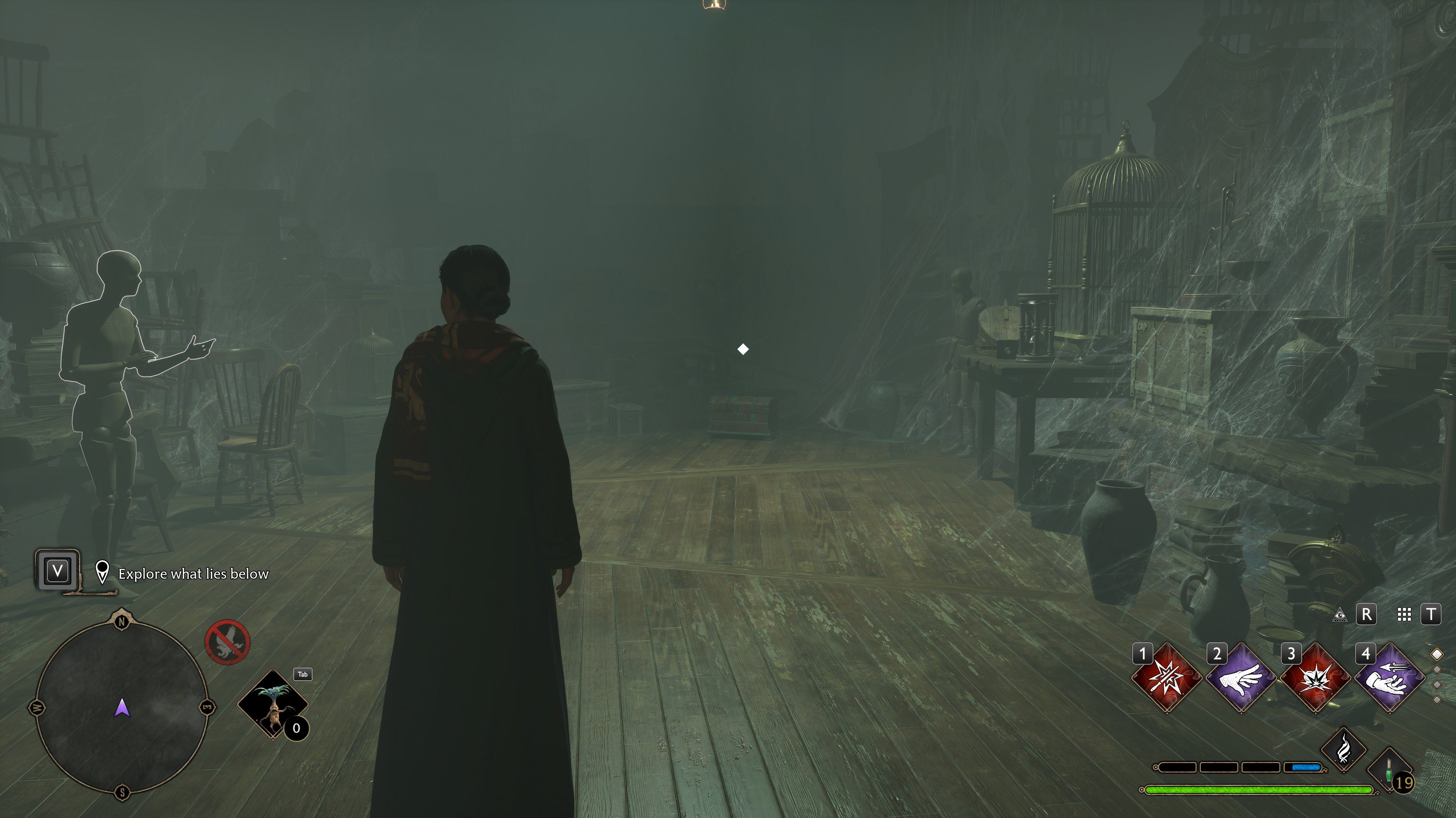 Aluna da Grifinória se aproximando de um pequeno baú em uma sala cheia de teias de aranha no legado de Hogwarts