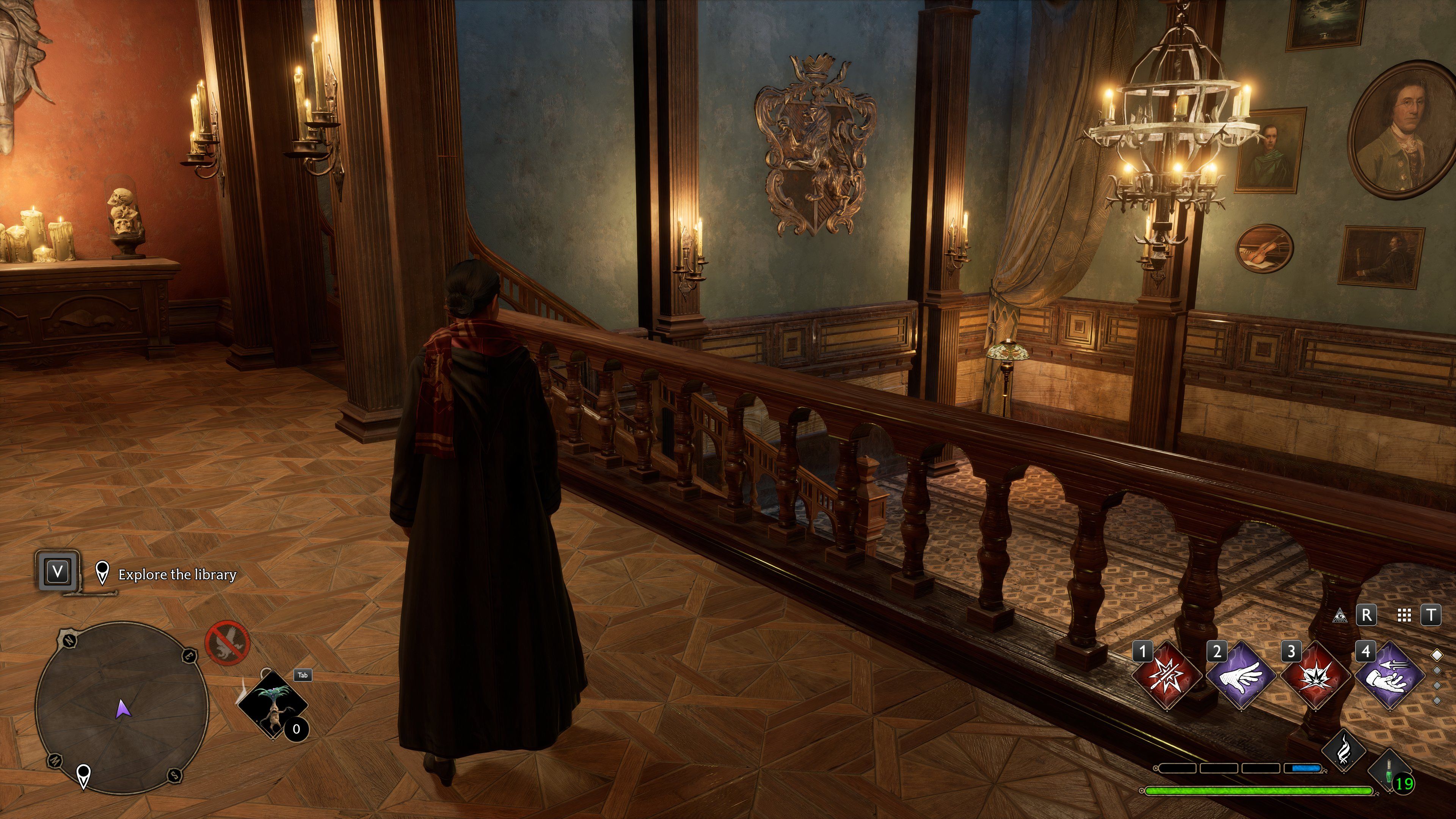 Estudante da Grifinória se aproximando da escada de madeira na biblioteca da loja assombrada de Hogsmeade no legado de Hogwarts